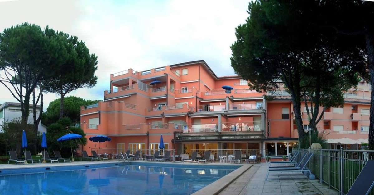 Een foto van het zwembad bij Versilia Palace Hotel