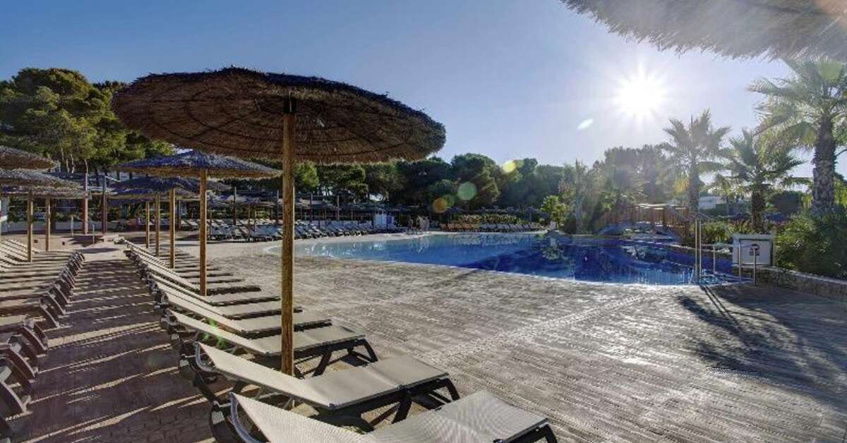 Een foto van het zwembad bij Magic Life Cala Pada