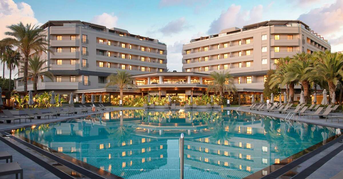Een foto van het zwembad bij Miramare Beach Hotel