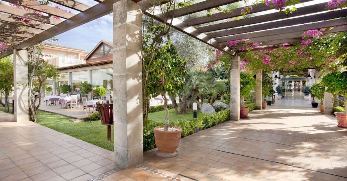 Een foto van het terras bij Aparthotel Playa Mar & Spa