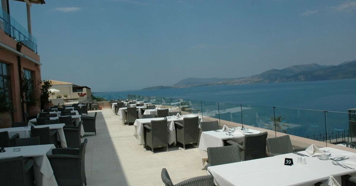Een foto van het terras bij Ionian Blue