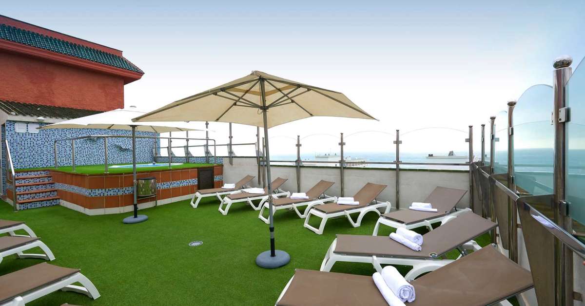 Een foto van het terras bij Hotel Fenix Torremolinos