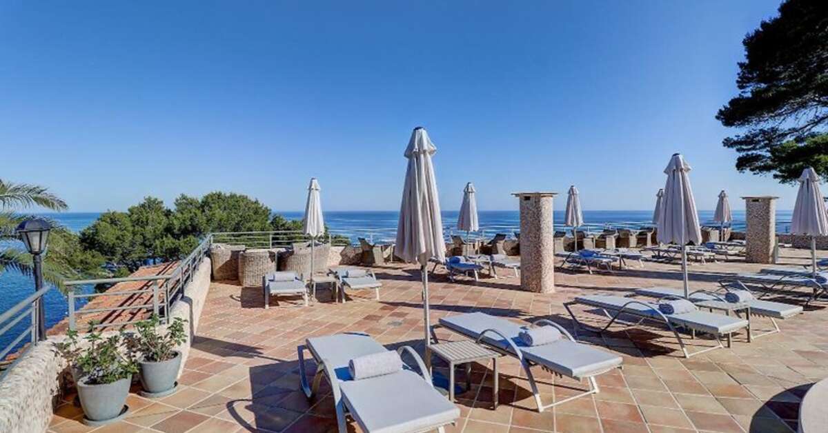 Een foto van het terras bij Hotel Hoposa Costa D'Or