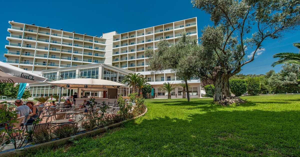 Een foto van het terras bij Evia Riviera Resort