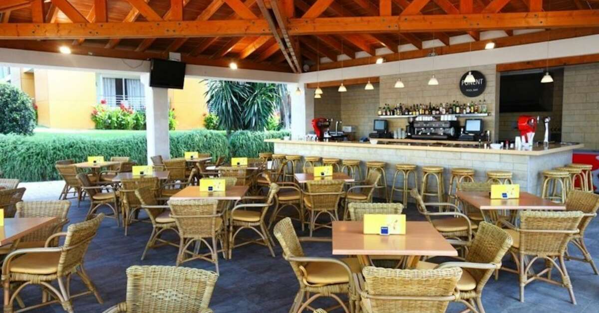 Een foto van het terras bij Hotel Seth Punta Prima