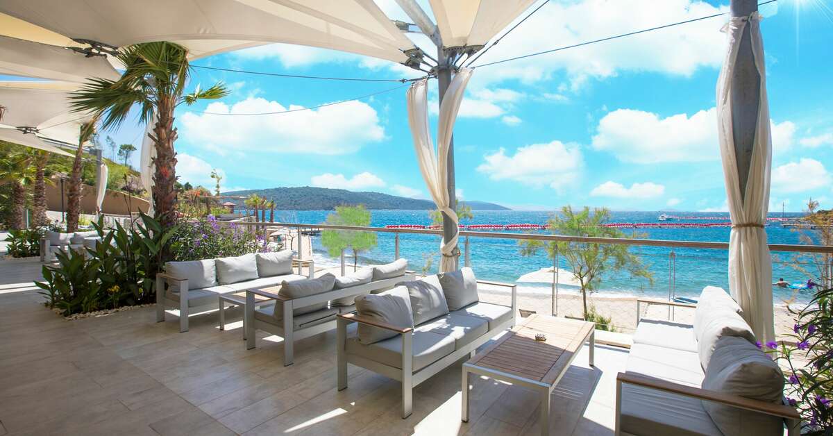 Een foto van het terras bij Le Meridien Bodrum Beach Resort