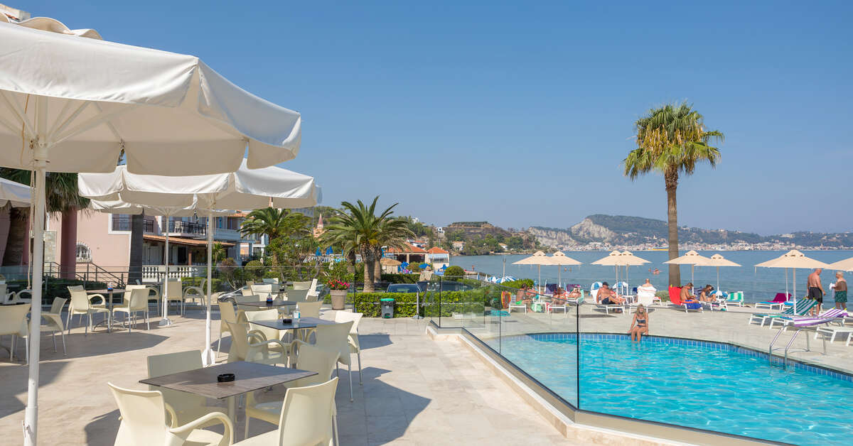 Een foto van het terras bij Xenos Kamara Beach Aparthotel