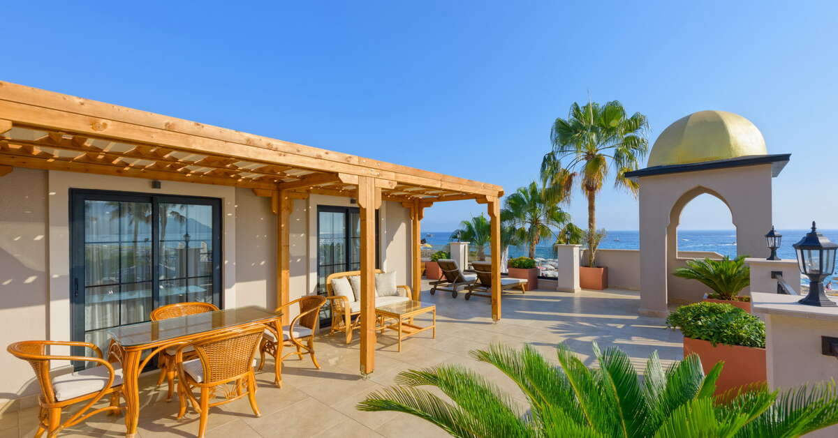 Een foto van het terras bij Alaaddin Beach Hotel