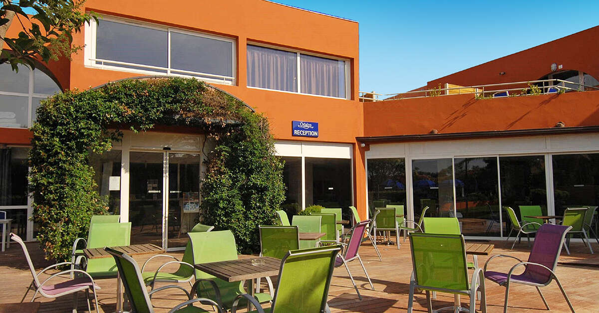Een foto van het terras bij Odalys Residence du Golfe