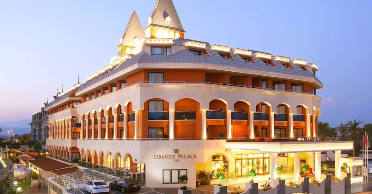 Een foto van de buitenkant van Side Orange Palace