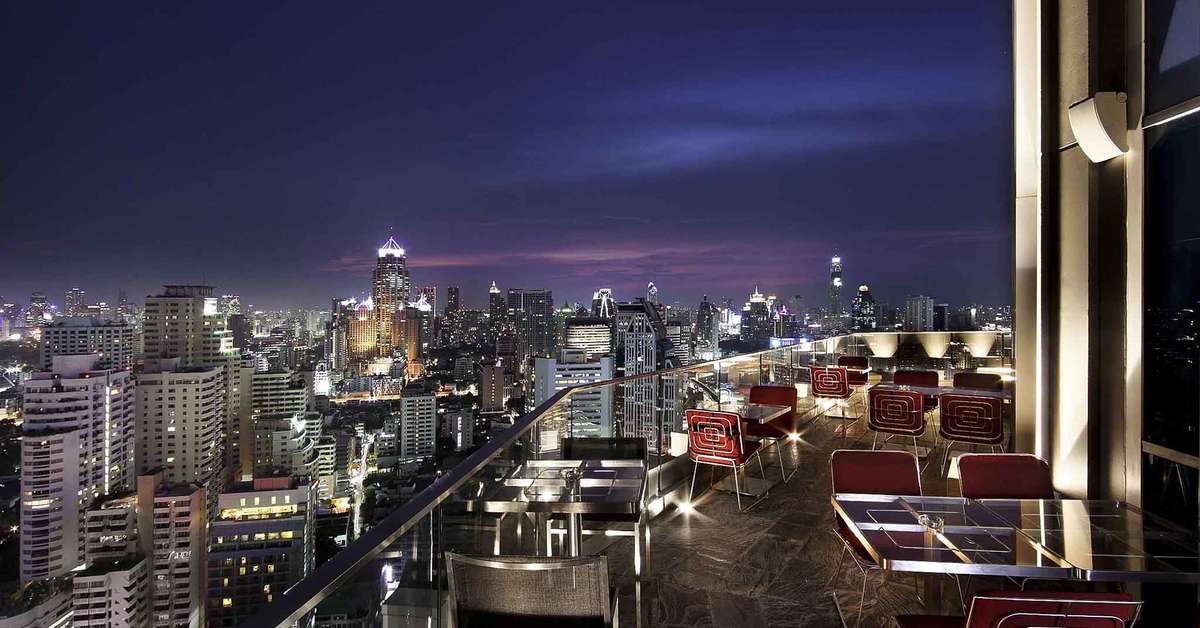 Een foto van het terras bij Sofitel Bangkok Sukhumvit