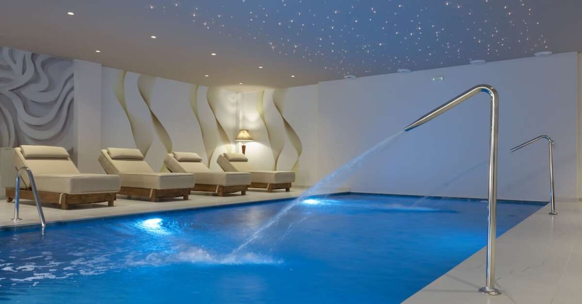 Ein Foto vom Pool im Golden Sun Hotel