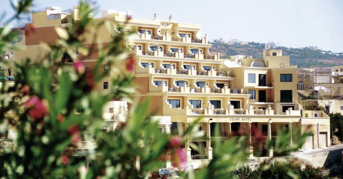 Een foto van de buitenkant van Hotel Grand