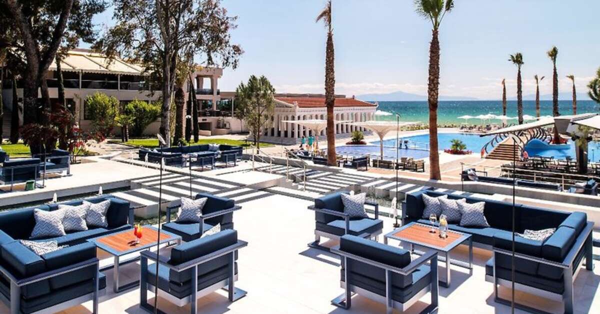 Een foto van het terras bij Hotel Potidea Palace