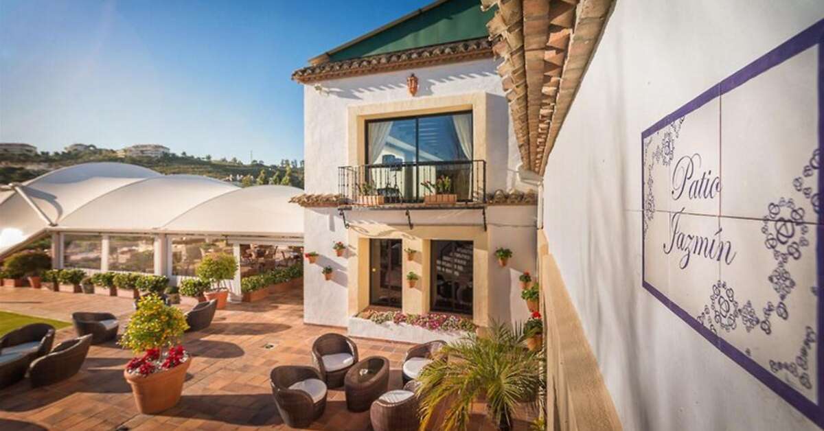 Een foto van de buitenkant van La Cala Resort Golf