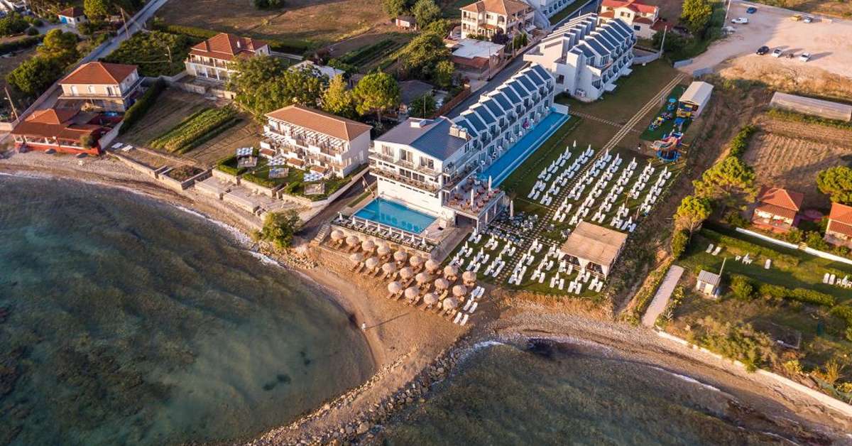 Een foto van het zwembad bij Golden Coast Resort