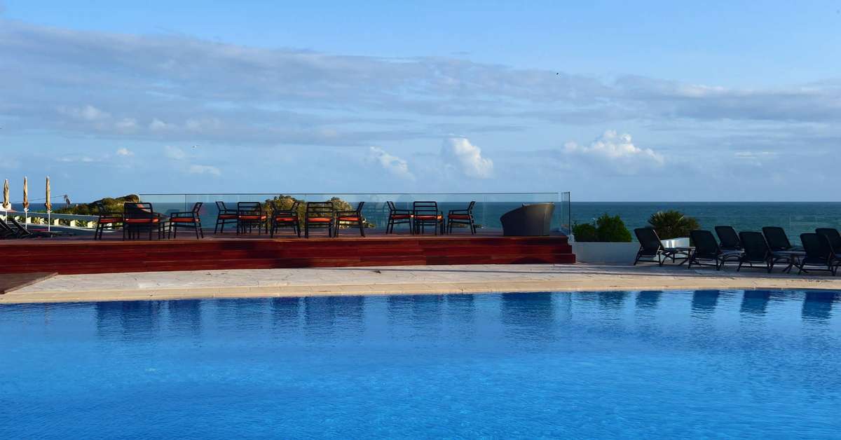 Een foto van het zwembad bij Pestana Alvor Praia