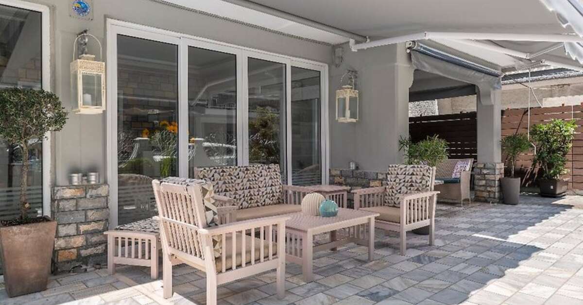 Een foto van het terras bij Ouzas Luxury Hotel
