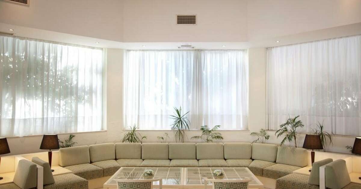 Een foto van het interieur van Niriides Hotel