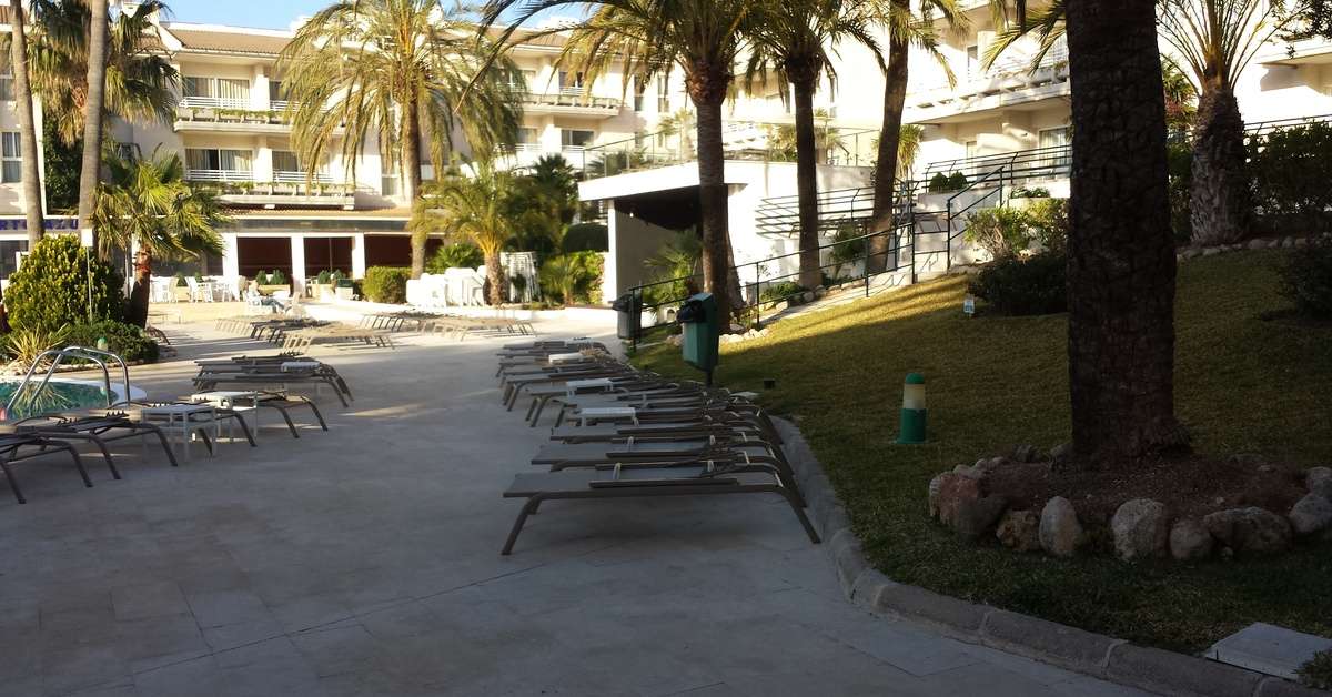 Een foto van het terras bij Puerto Azul Suite Hotel