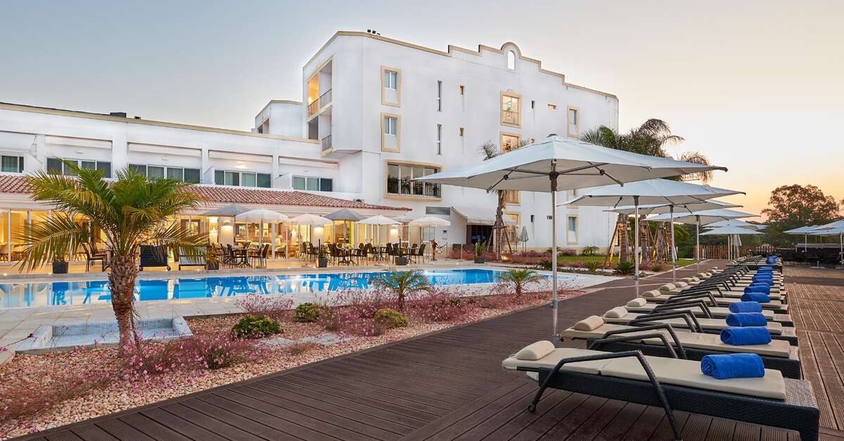 Ein Foto vom Pool im Dona Filipa Hotel