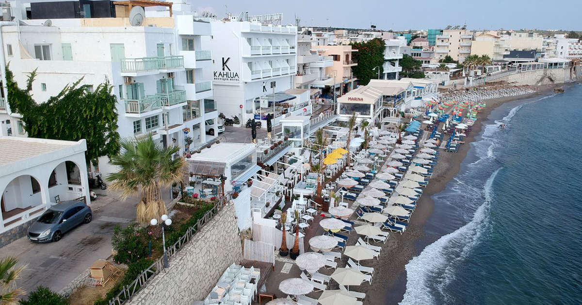 Ein Foto vom Strand beim Kahlua Hotel & Suites