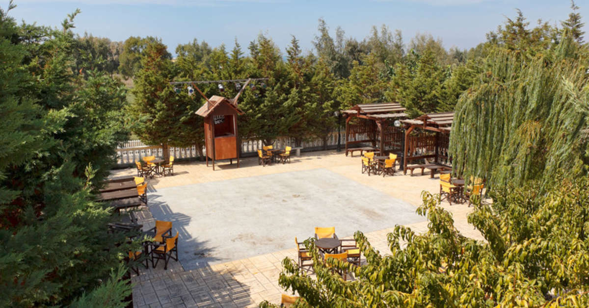 Een foto van het terras bij Gaia Royal Hotel