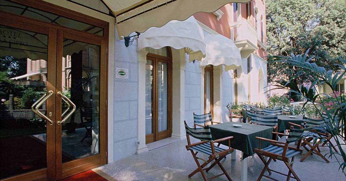 Een foto van het terras bij Hotel Villa Cipro