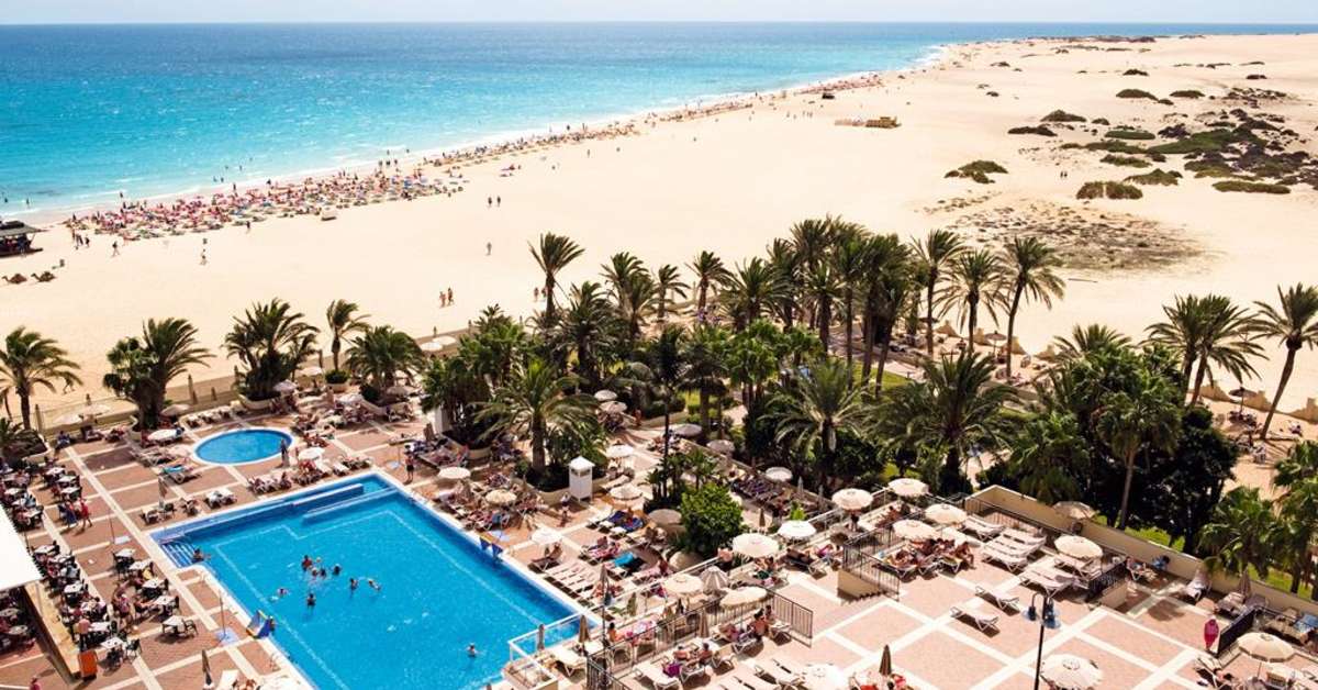 Een foto van het zwembad bij Riu Oliva Beach Resort