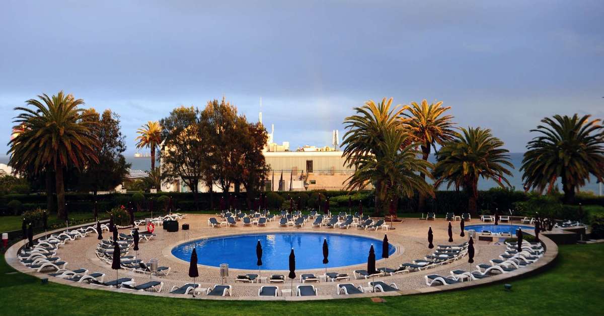 Een foto van het zwembad bij Vila Gale Cascais