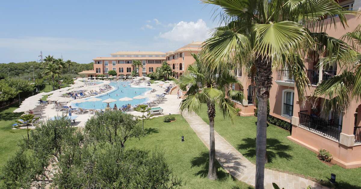 Ein Foto vom Pool im Grupotel Macarella Suites & Spa