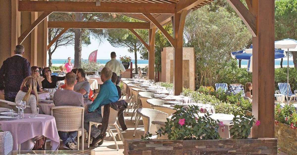 Een foto van het terras bij Le Lido