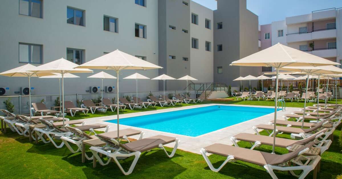 Een foto van het zwembad bij City Green Hotel
