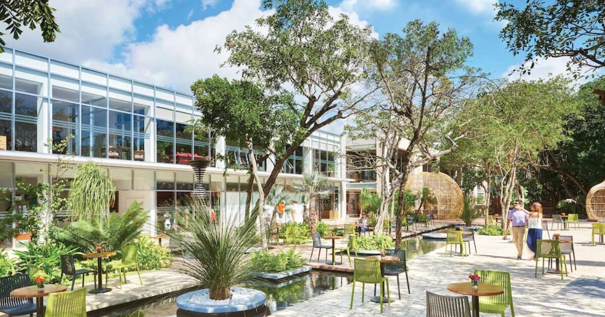 Een foto van het terras bij The Fives Beach Hotel & Residences