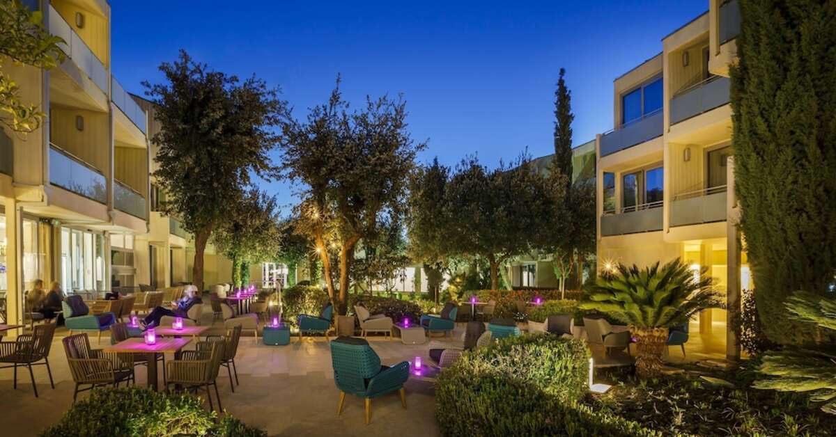 Een foto van het terras bij Valamar Argosy Hotel