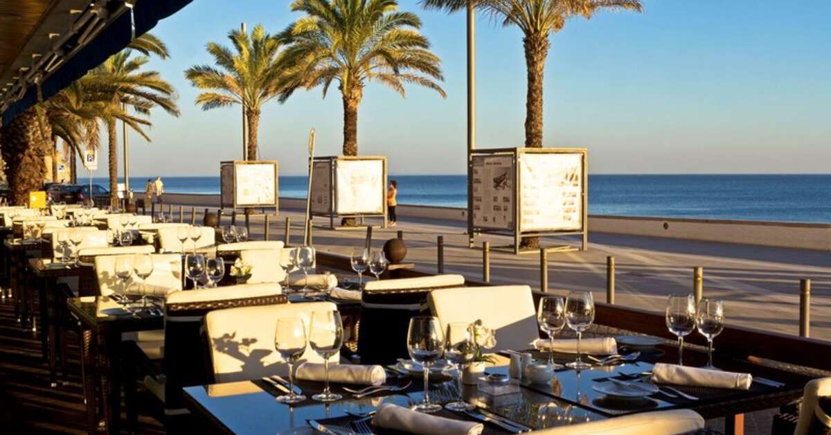 Een foto van het terras bij Sana Sesimbra Hotel