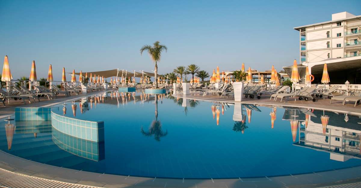 Een foto van het zwembad bij Asterias Beach Hotel