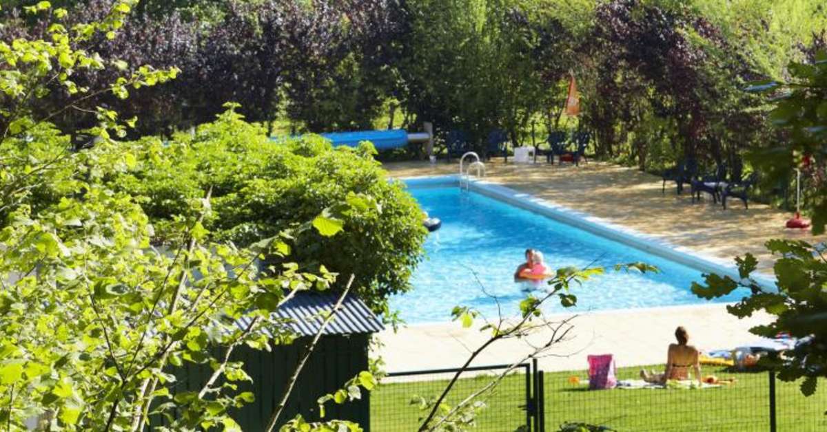Een foto van het zwembad bij Parc la Clusure