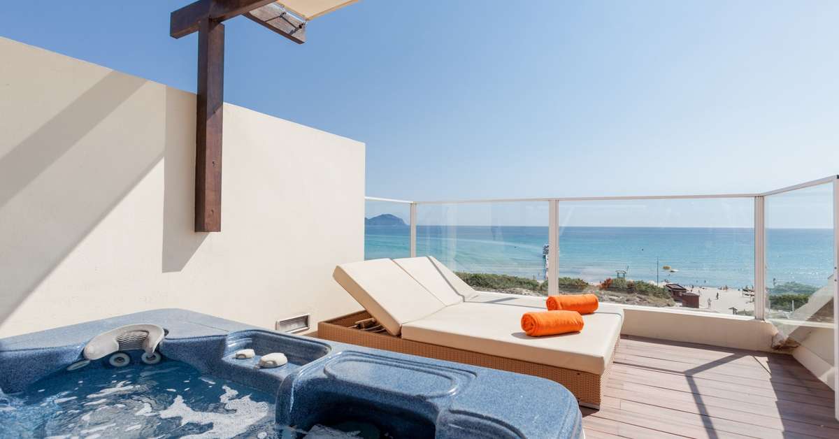 Een foto van het terras bij Hotel Zafiro Bahia