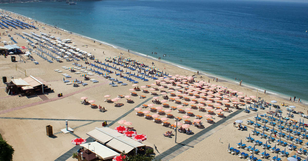 Ein Foto vom Strand beim Alaiye Kleopatra Hotel
