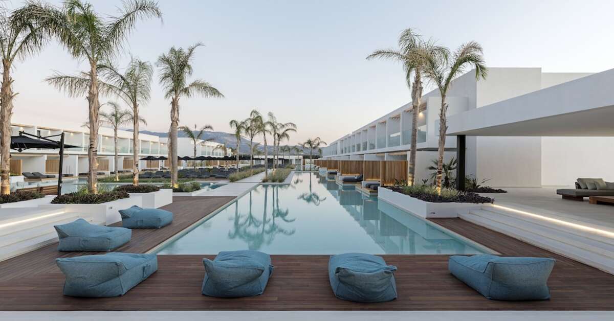Een foto van het zwembad bij D’Andrea Lagoon Suites