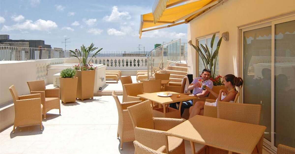 Een foto van het terras bij Hotel Osborne
