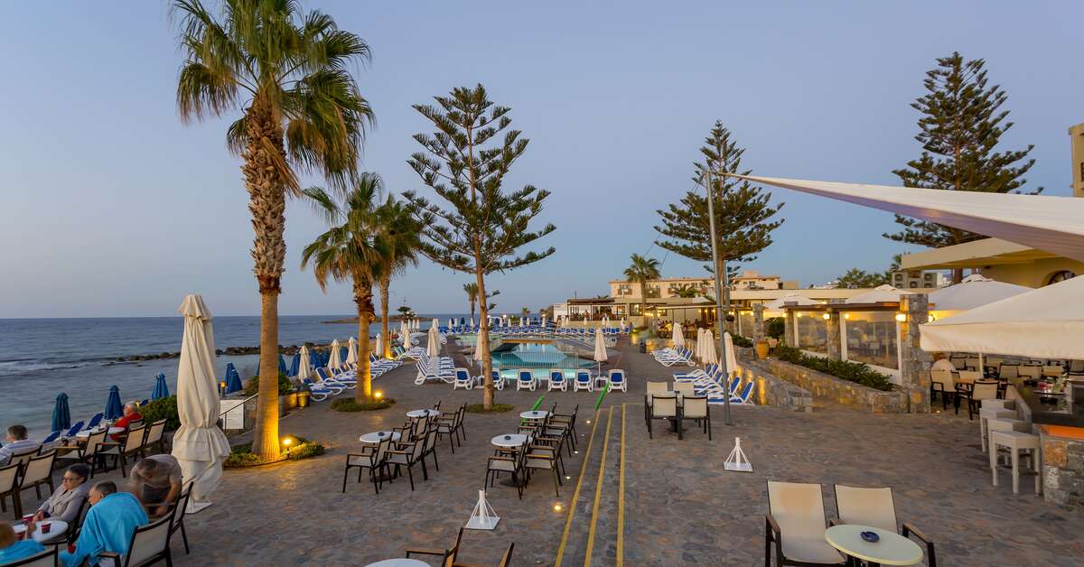 Ein Foto von der Terrasse im Dessole Malia Beach
