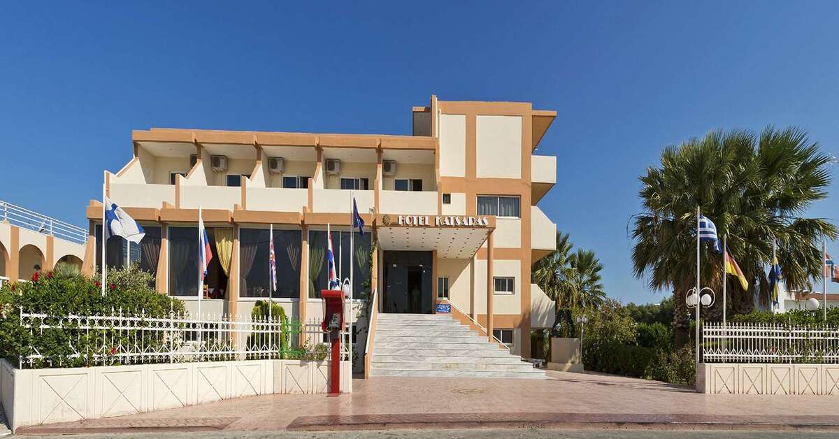 Een foto van de buitenkant van Bayside Hotel Katsaras