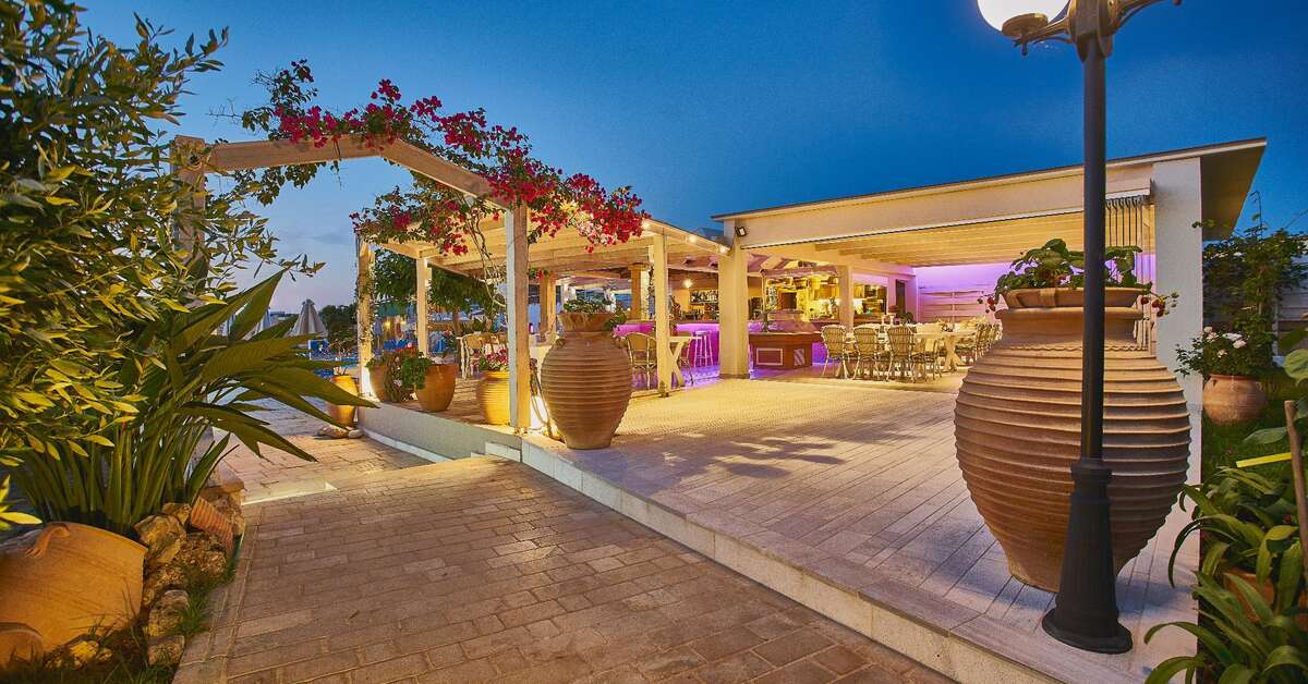 Ein Foto von der Terrasse im Golden Bay Hotel