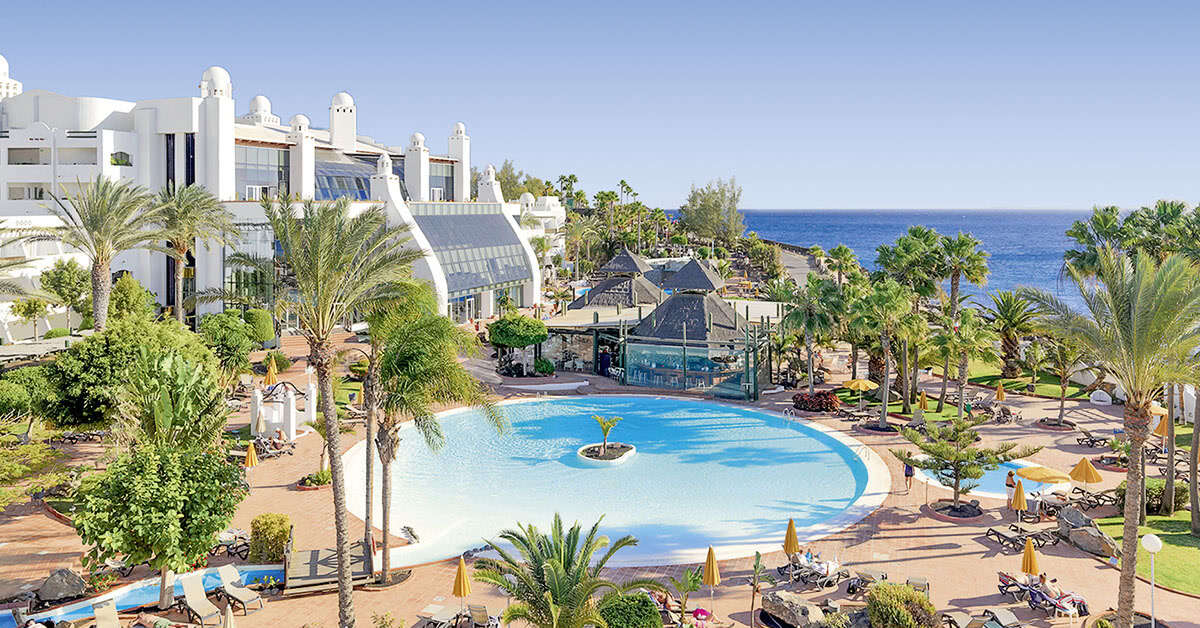 Een foto van het zwembad bij H10 Timanfaya Palace