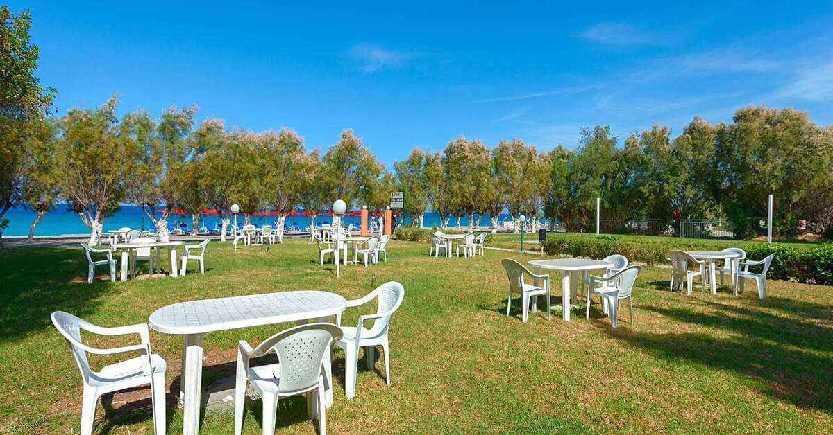 Een foto van het terras bij Bayside Hotel Katsaras
