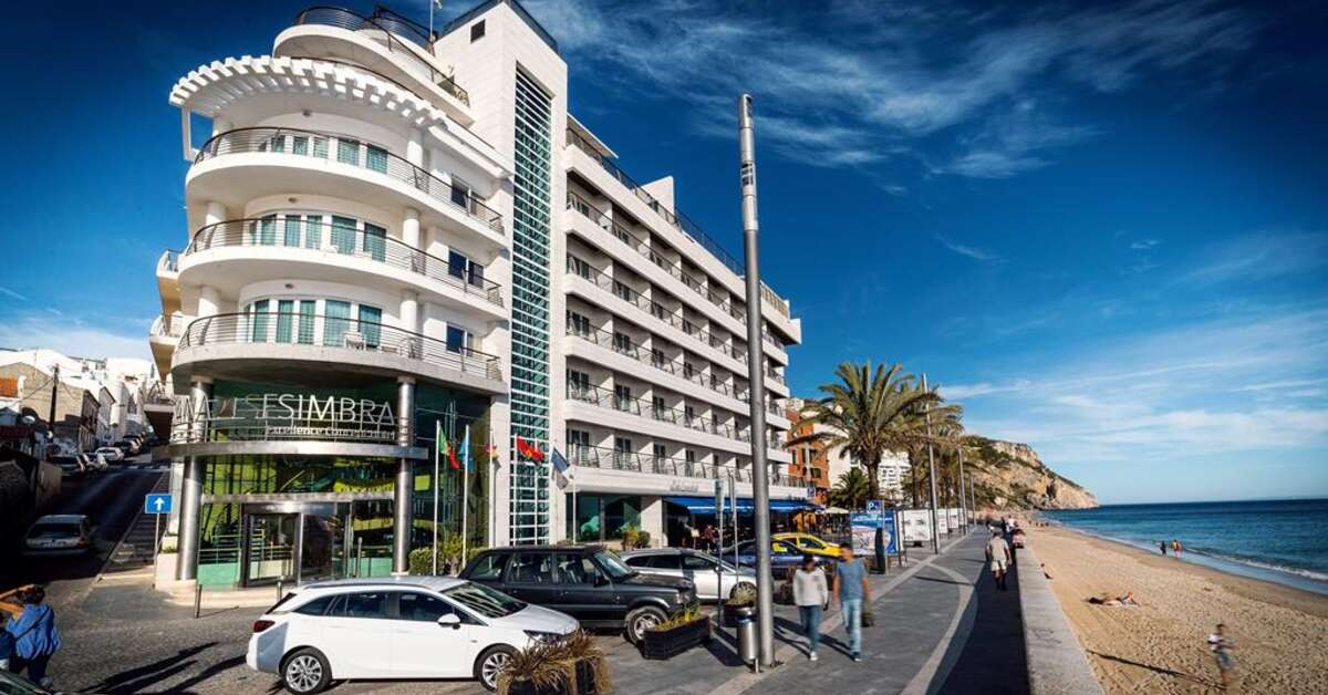 Een foto van de buitenkant van Sana Sesimbra Hotel