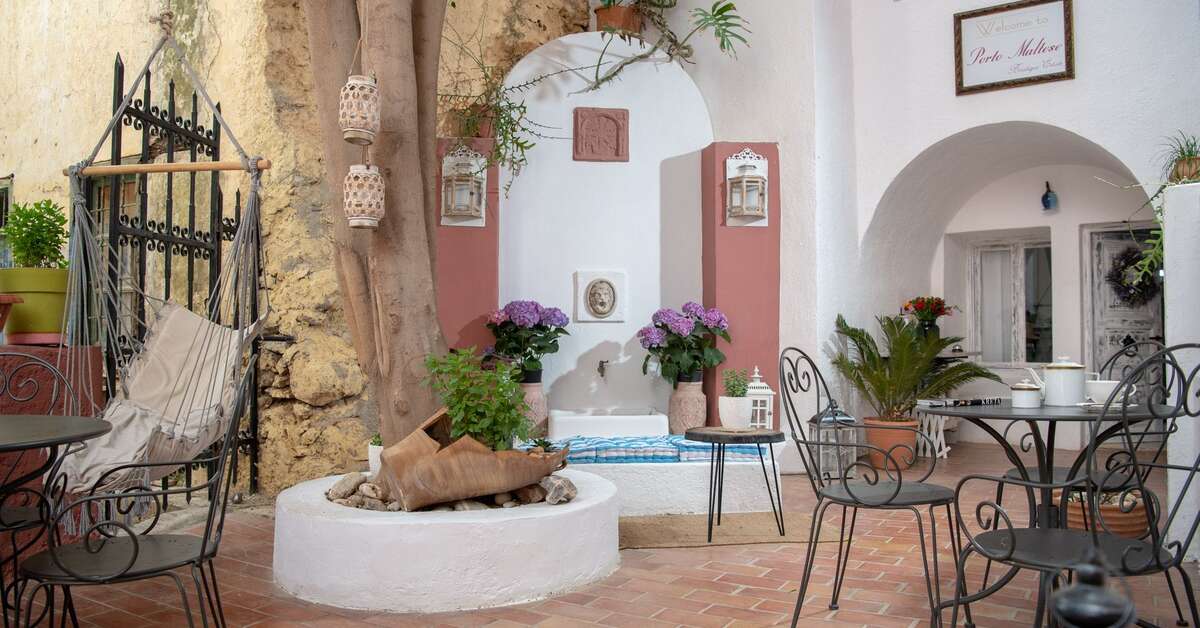 Een foto van het terras bij Porto Maltese Boutique Hotel