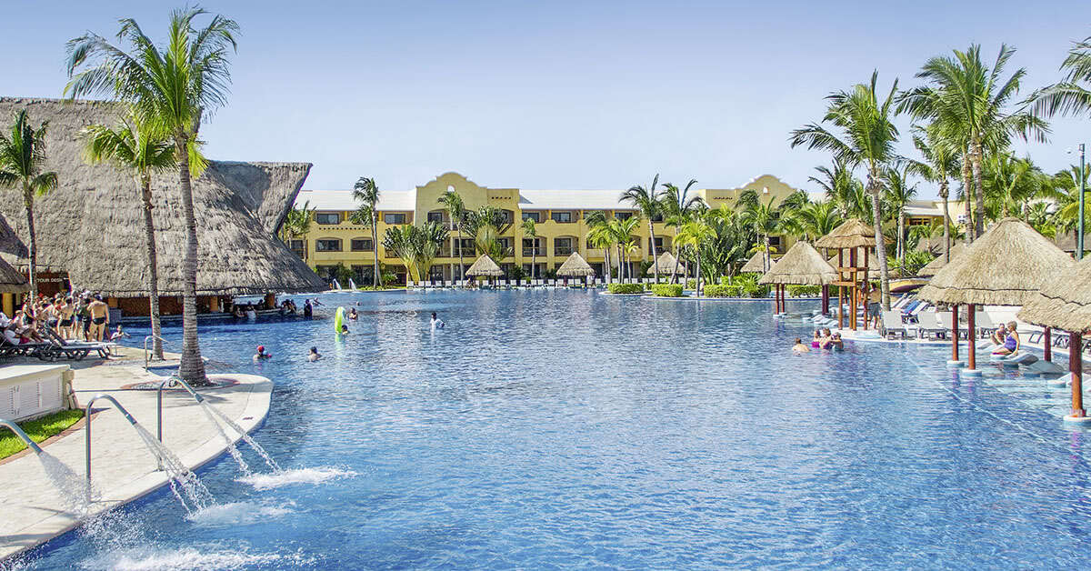 Een foto van het zwembad bij Barcelo Maya Grand Resort